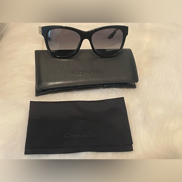 Chanel square sunglasses, black frame, polarized. Only worn twice! - Picture 1 of 4